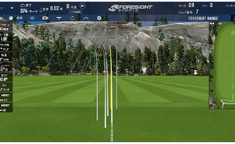 ゴルフのシミュレーション練習風景